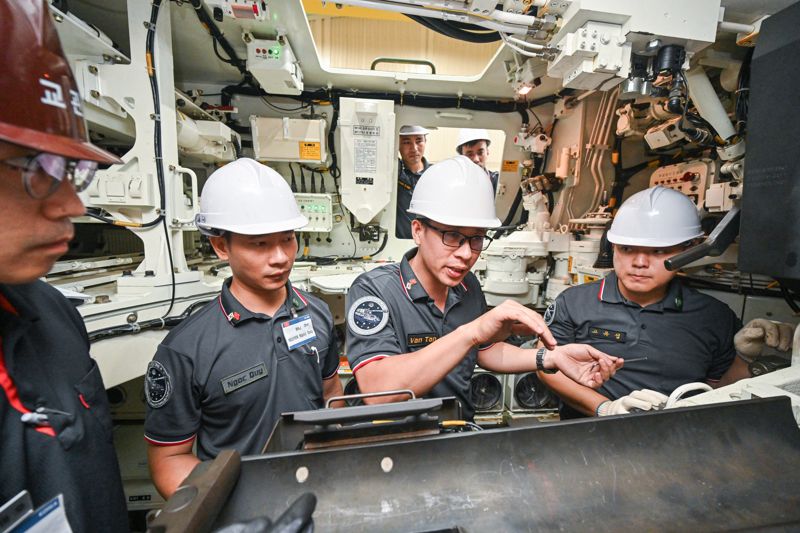 육군은 지난 1일부터 오는 25일까지 대전, 전남 장성 일대 병과학교(육군기계화학교, 육군포병학교, 육군종합군수학교) 등에서 '25-2기 육군 국제과정을 실시하고 있다. 사진은 'K9자주포 정비과정'에 참가한 교육생들이 교관으로부터 K9자주포 정비 노하우를 교육받는 모습. 육군 제공