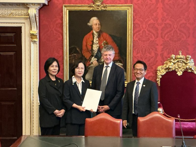 추미애 의원을 단장으로 하는 대통령 영국 특사단은 17일 조나선 파월 국가안보보좌관과 만나 한·영 관계 강화에 대한 대통령의 메시지를 담은 친서를 전달했다. 외교부 제공