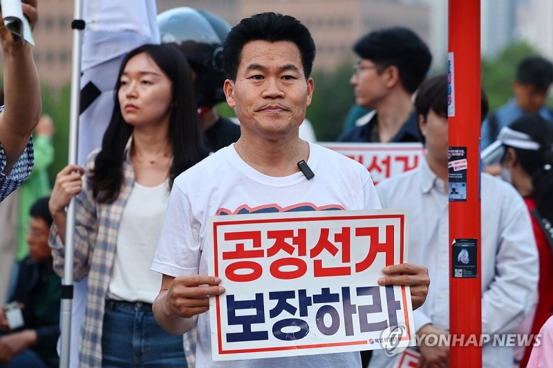 중앙선관위 앞 집회 참석한 전한길 /사진=연합뉴스