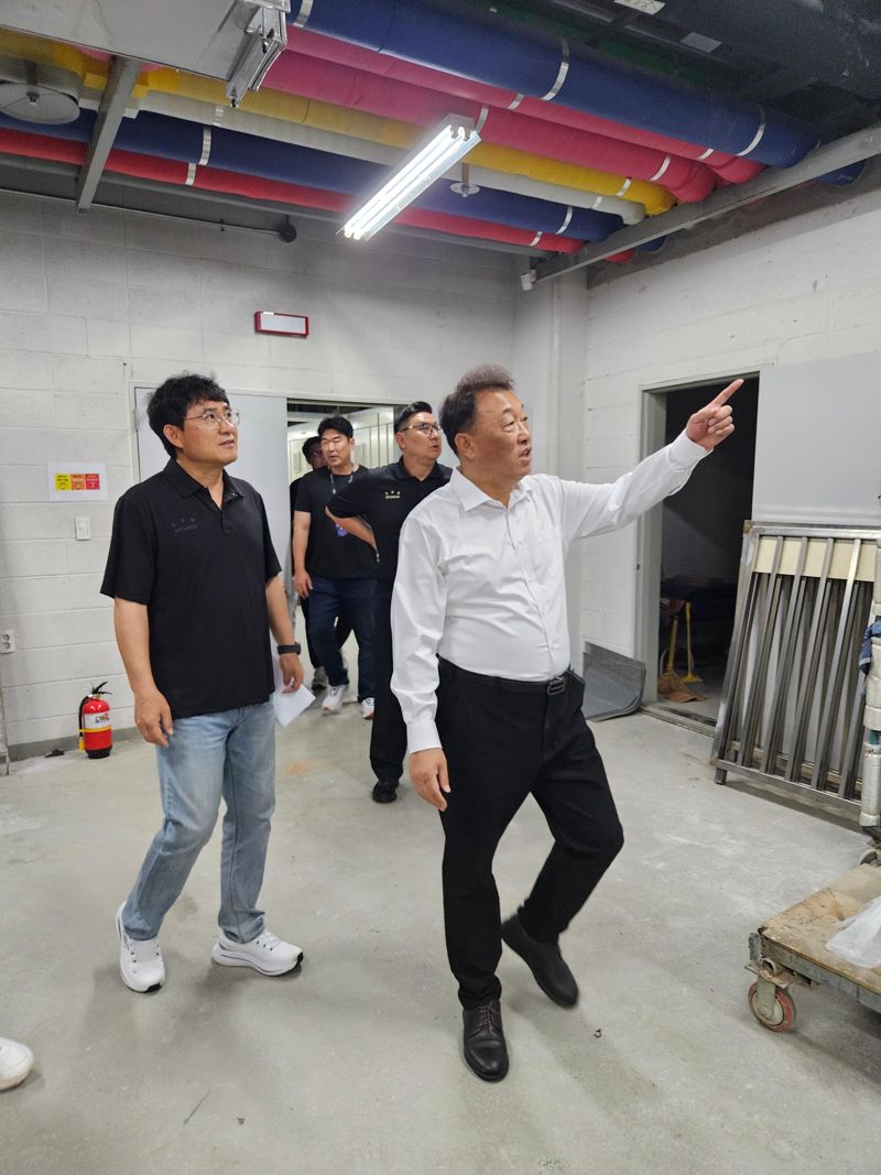 안전점검 나선 최준영 이사(오른쪽)와 심재학 단장.KIA 타이거즈 제공