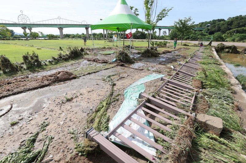 [광주&#x3D;뉴시스] 18일 오후 광주 광산구 서봉파크골프장이 전날 내린 폭우에 떠밀려온 수풀로 어지럽혀져 있다. 광주지역에는 전날 하루동안 426㎜ 기록적 폭우가 내렸다. (사진 &#x3D; 독자 제공)2025.07.18. photo@newsis.com &#x2F;사진&#x3D;뉴시스
