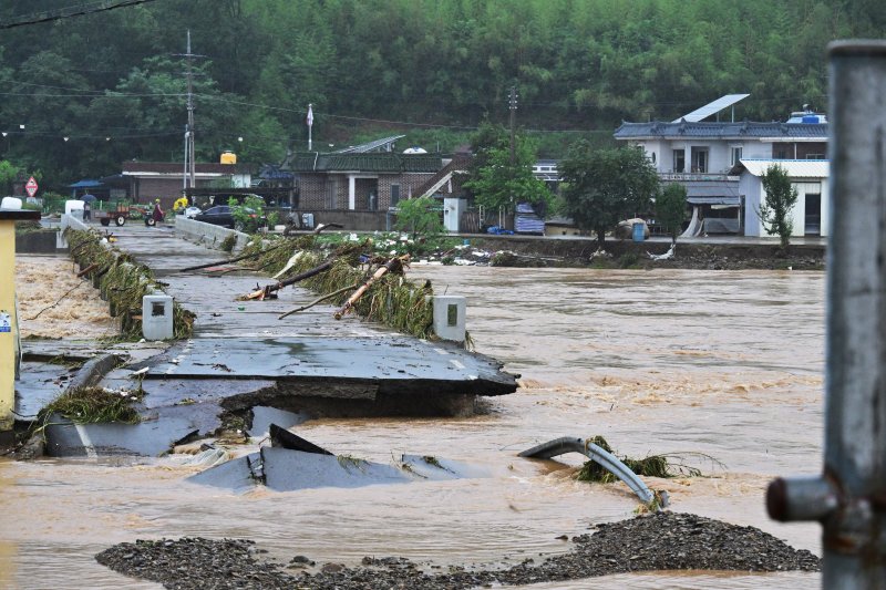 [의령=뉴시스] 차용현 기자 = 호우경보가 내려진 19일 오후 경남 의령군 대의면 신점마을 신정교 인근 제방이 무너져 하천수가 범람하고 있다. 2025.07.19.con@newsis.com /사진=뉴시스