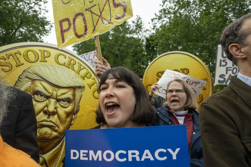 도널드 트럼프 미국 대통령 소유의 뉴저지주 트럼프 내셔널 골프클럽이 농지 세제 혜택으로 지난 5년간 120만달러 세금을 아꼈다고 파이낸셜타임스(FT)가 19일(현지시간) 보도했다. 워싱턴DC 인근 버지니아주 스털링의 트럼프 내셔널 골프 코스에서 5월 22일(현지시간) 시민단체 회원들이 트럼프 반대 시위를 하고 있다. AP 뉴시스