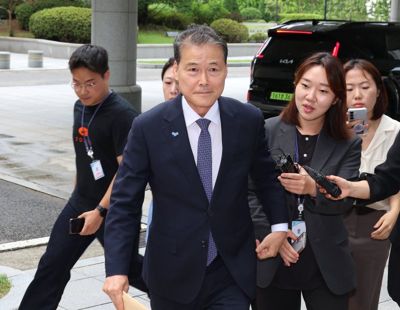 특검 출석하는 김영호 통일부 장관 (서울=연합뉴스) 김주형 기자 = 김영호 통일부 장관이 20일 내란특검 사무실이 마련된 서울 서초구 서울고검에 조사를 받기 위해 출석하고 있다. 2025.7.20 kjhpress@yna.co.kr (끝)