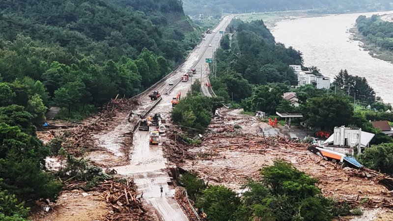 지난 19일 폭우로 인해 경남 산청군을 가로지르는 산청대로에 산사태가 발생하자 20일 관계자들이 복구작업을 펼치고 있다. 뉴시스 제공