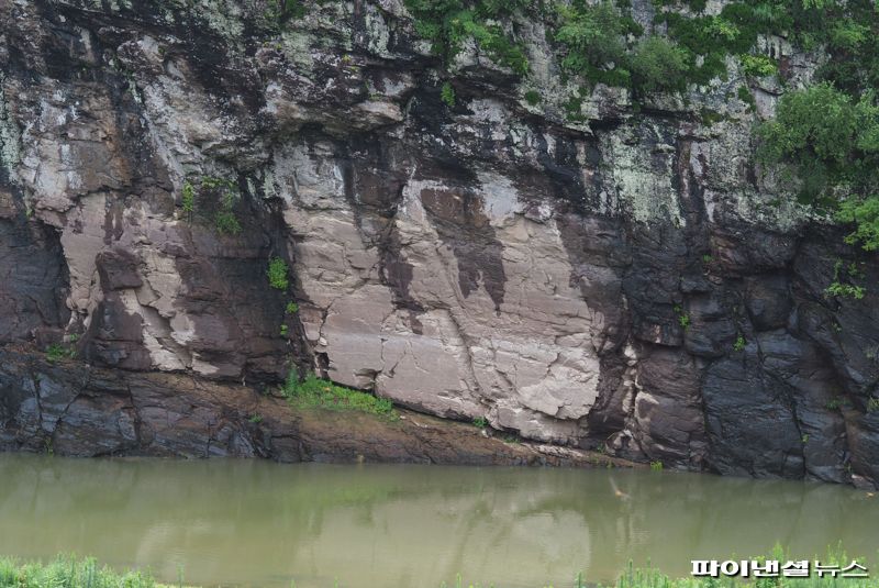 울산 울주군 사연댐 수위가 19일 오전 5시부터 53m를 넘어서면서 유네스코 세계유산인 '반구천의 암각화' 중 울주군 언양읍 대곡리에 위치한 반구대 암각화가 물에 잠기기 시작했다. 반구대 암각화는 사연댐의 수위가 53m에 이르면 물에 잠기기 시작해 57m에 이르면 완전히 침수된다. 사진=최수상 기자