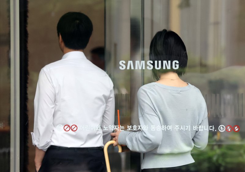  지난 17일 오후 서울 서초구 <span id='_stock_code_005930' data-stockcode='005930'>삼성전자</span> 서초사옥에 직원들이 출입하고 있다. /사진=뉴시스