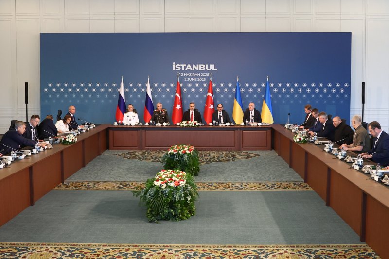 지난 6월 2일 튀르키예 이스탄불에서 열린 2차 우크라이나&middot;러시아 휴전 협상 관계자들이 회의 전에 사진을 찍고 있다.타스연합뉴스