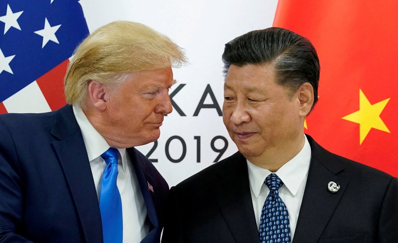미국의 도널드 트럼프 대통령(왼쪽)과 시진핑 중국 국가주석이 지난 2019년 6월 29일 일본 오사카에서 열린 주요 20개국(G20) 정상회의 가운데 만나 악수하고 있다.로이터연합뉴스