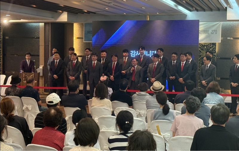 지난 19일 서울 서초구 반포 엘루체 컨벤션에서 열린 <span id='_stock_code_012630' data-stockcode='012630'>HDC</span>현대산업개발의 방배신삼호 재건축 홍보설명회에 조합원 300여명이 참석한 가운데 정경구 대표이사(첫줄 왼쪽에서 다섯번째)가 감사인사를 전하고 있다. <span id='_stock_code_294870' data-stockcode='294870'>HDC현대산업개발</span> 제공