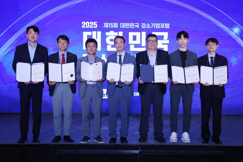 파이낸셜뉴스 주최로 16일 서울 여의도 콘래드호텔에서 열린 '2025 강소기업대상'에서 수상자들이 기념촬영을 하고 있다. 왼쪽부터 송성근 아이엘 의장, 김태민 에코앤드림 부사장, 황주원 제주반도체 전무, 유영국 파크시스템스 부사장, 임영진 저스템 대표, 양정호 앳홈 대표, 송의 알서포트 부사장 사진=박범준 기자