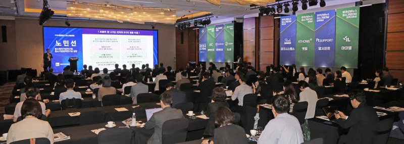 中企 위기를 기회로 바꾸려면… 파이낸셜뉴스 주최로 16일 서울 여의도 콘래드호텔에서 열린 제15회 대한민국 강소기업포럼에서 노민선 중소벤처기업연구원 중소기업정책연구실 실장이 '중소기업 위기를 기회로 바꾸는 M&amp;A 혁신'을 주제로 기조강연을 하고 있다. 사진=박범준 기자