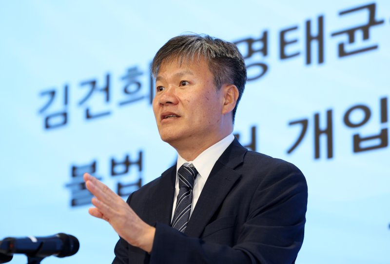 김건희 여사 의혹을 수사하는 민중기 특별검사팀의 문홍주 특검보가 7일 서울 종로구 KT광화문빌딩 웨스트에 마련된 사무실에서 정례 브리핑을 마친 뒤 취재진 질문에 답하고 있다. 사진=뉴시스