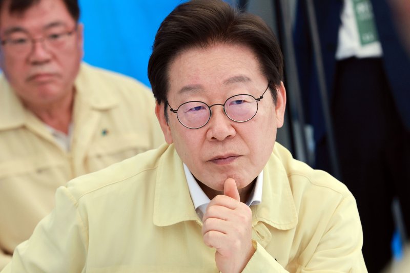 [산청&#x3D;뉴시스] 고범준 기자 &#x3D; 이재명 대통령이 21일 기록적인 폭우가 쏟아진 경남 산청군 산청읍 행정복지센터 앞에 마련된 호우 피해 통합지원본부에서 관계자들로부터 피해 상황 설명을 듣고 있다. 2025.07.21. bjko@newsis.com &#x2F;사진&#x3D;뉴시스