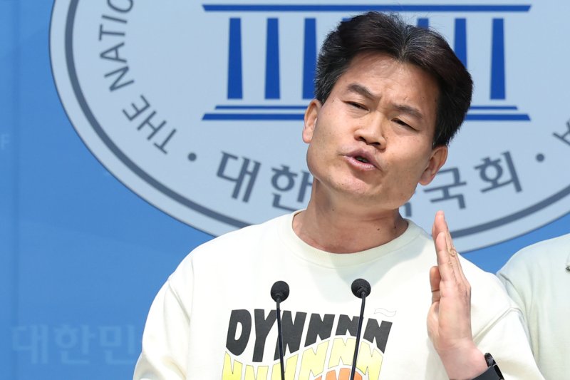 한국사 강사 전한길 씨가 지난달 26일 오후 서울 여의도 국회 소통관에서 자유민주시민회의와 대한민국바로세우기운동본부, 세이브코리아 주최로 열린 기자회견에 참석해 헌법재판소의 윤석열 대통령 탄핵 각하를 촉구하고 있다. 2025.2.26/뉴스1 ⓒ News1 이광호 기자 /사진=뉴스1