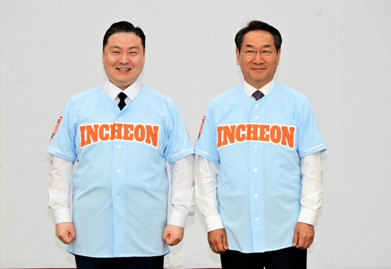 지난 21일 자원봉사자 발대식 현장에서 최준호 <span id='_stock_code_093240' data-stockcode='093240'>형지엘리트</span> 대표이사(왼쪽)와 유정복 인천시장이 유니폼을 착용한 모습. 형지엘리트 제공