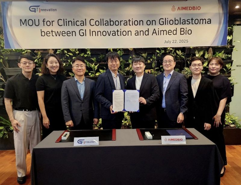 (왼쪽 두번째부터) 지아이이노베이션 윤나리 전무, 홍준호 대표, 장명호 대표와 에임드바이오 허남구 대표, 남도현 의장(CTO)이 기념 촬영을 하고 있다. 지아이이노베이션 제공