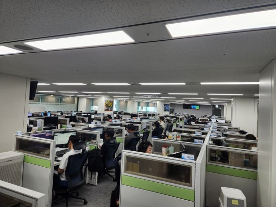 <span id='_stock_code_058850' data-stockcode='058850'>KTcs</span>가 인공지능(AI)기반 운영 체계를 기반으로 구축한 한국재정정보원 고객상담센터 모습.