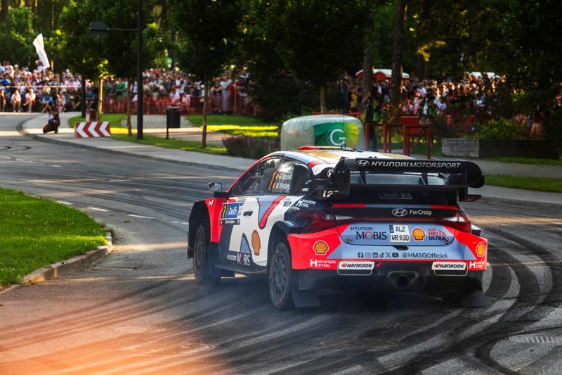 WRC 에스토니아 델피 랠리에 참여해 현대 쉘 <span id='_stock_code_250060' data-stockcode='250060'>모비스</span> 월드 랠리 팀의 모습. <span id='_stock_code_161390' data-stockcode='161390'>한국타이어앤테크놀로지</span> 제공