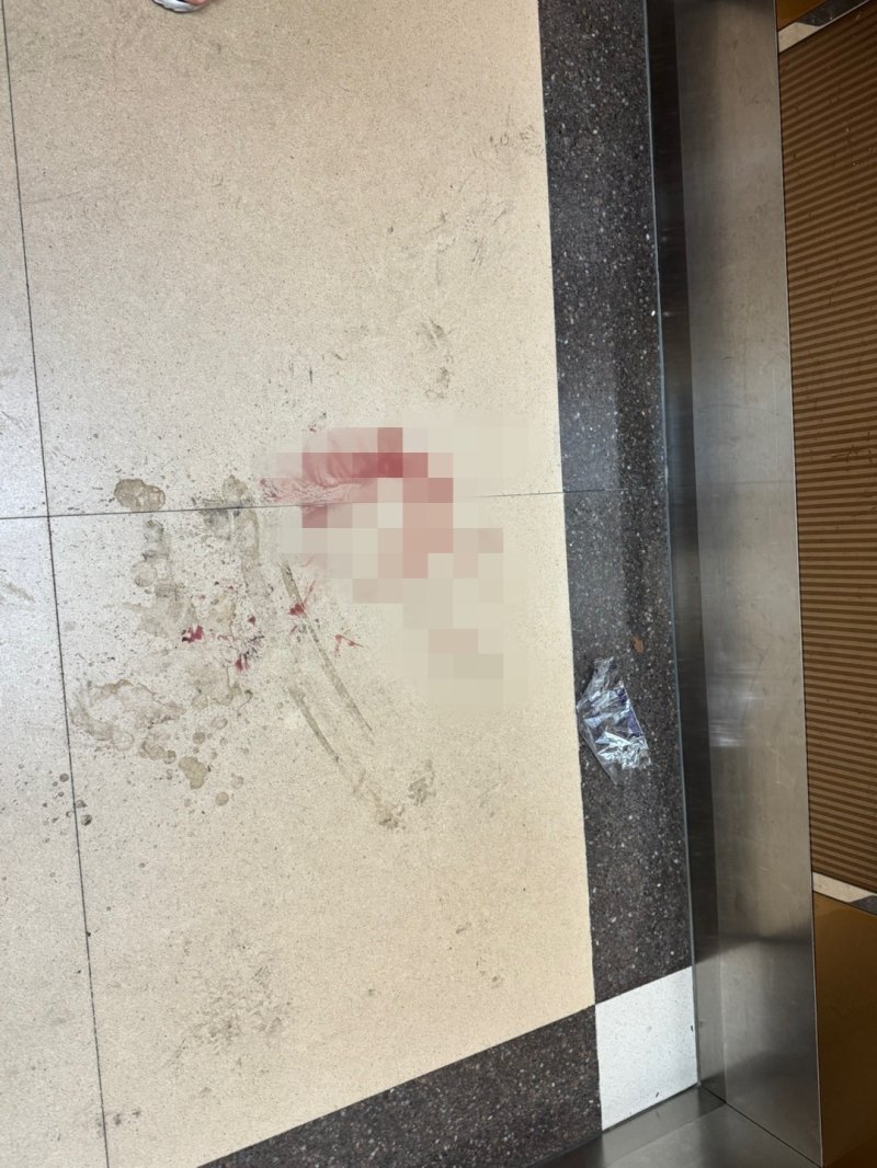 지난 21일 총기 사고가 발생한 인천시 송도국제도시 한 아파트 엘리베이터에 혈흔이 묻어 있다. 2025.7.21/뉴스1 ⓒ News1 박소영 기자 /사진=뉴스1