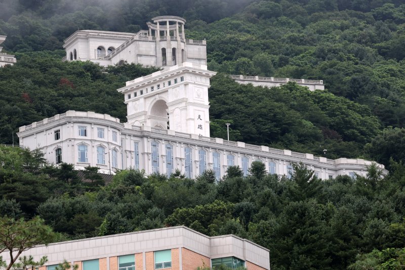 [가평&#x3D;뉴시스] 배훈식 기자 &#x3D; 김건희 여사 의혹을 수사하는 민중기 특별검사팀이 통일교 압수수색에 들어간 18일 오후 경기 가평군 통일교 천승전 모습. 2025.07.18. dahora83@newsis.com &#x2F;사진&#x3D;뉴시스