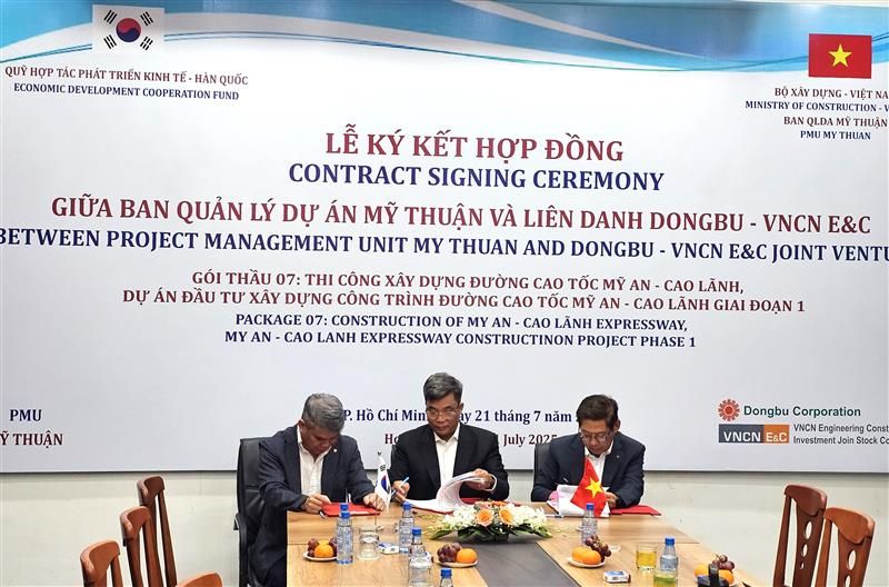 지난 21일(현지시간) 베트남 호치민에서 '미안~까오랑' 도로 건설사업 업무협약식이 열리고 있다. <span id='_stock_code_005960' data-stockcode='005960'>동부건설</span> 제공