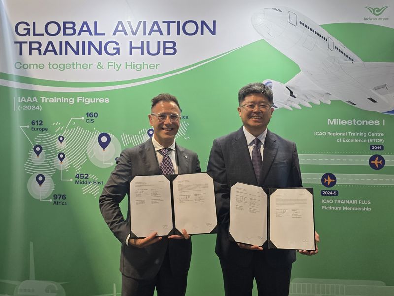 신가균 인천국제공항공사 경영본부장(오른쪽)이 지난 17일 싱가포르에서 개최된 '2025 ICAO 아태지역 항공교육 심포지엄' 에서 드미트리 콜 국제공항협의회(ACI) World 고객경험 및 교육 부문 부사장과 공동브랜드 교육과정 운영 협약 체결 후 기념촬영을 하고 있다. 인천국제공항공사 제공