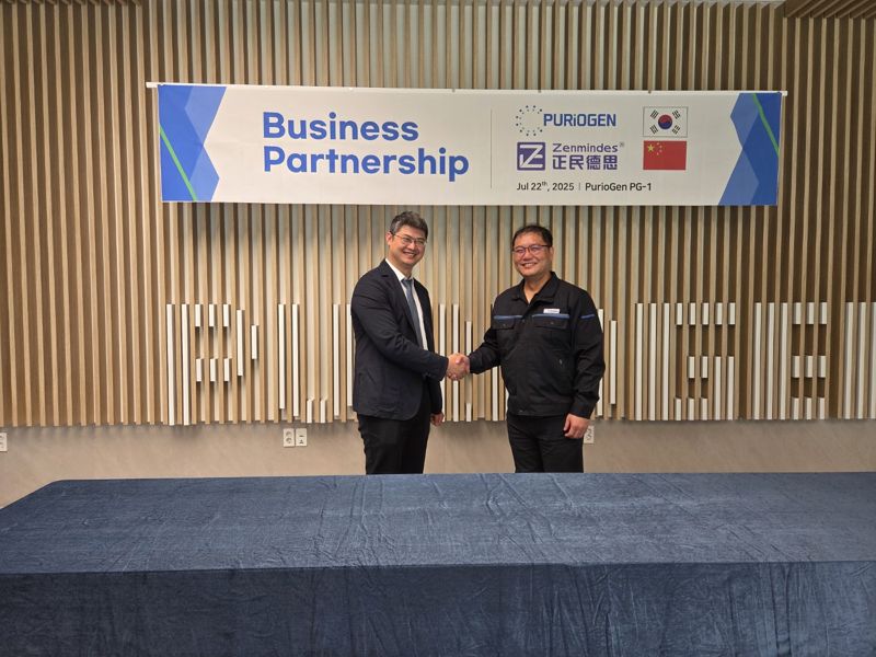 젠마인디스 임원들이 지난 22일 아미코젠에 방한해 기념촬영중이다. 아미코젠 제공. 