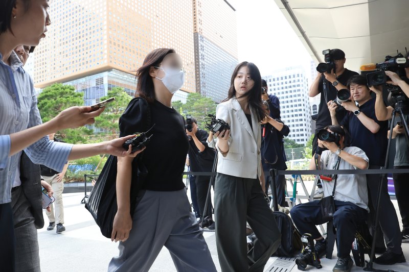 &#39;김건희 집사&#39; 김예성 씨의 아내 정 모 씨가 23일 서울 종로구 김건희 특검팀(특별검사 민중기)으로 소환 조사에 출석하고 있다. 사진&#x3D;뉴스1화상