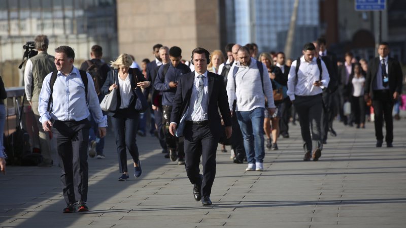 영국 런던 브리지에서 출근길의 시민들이 오가고 있다. 뉴시스 제공