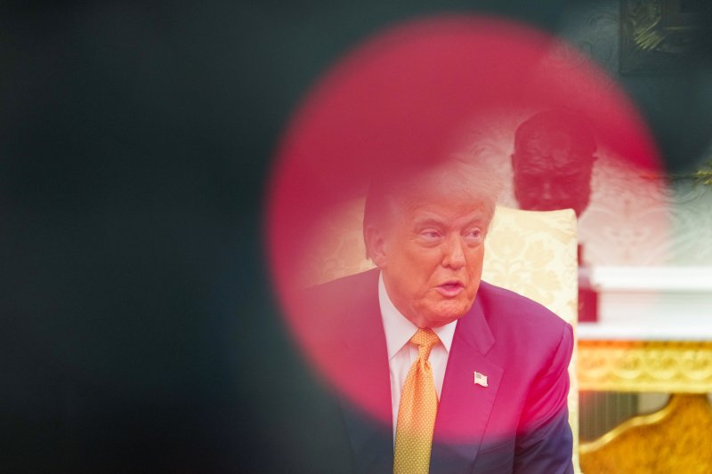 미국의 도널드 트럼프 대통령이 22일(현지시간) 미국 워싱턴DC 백악관에서 필리핀 정상과 대화 중에 기자들의 질문에 답하고 있다.로이터연합뉴스