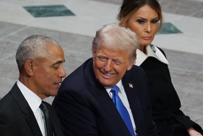 지난 1월 9일 미국 워싱턴 DC에서 열린 미국 지미 카터 전 대통령 장례식에서 당시 당선인 신분이었던 도널드 트럼프 미국 대통령(가운데)이 버락 오바마 전 대통령(왼쪽 첫번째)과 웃으며 대화하고 있다.UPI연합뉴스