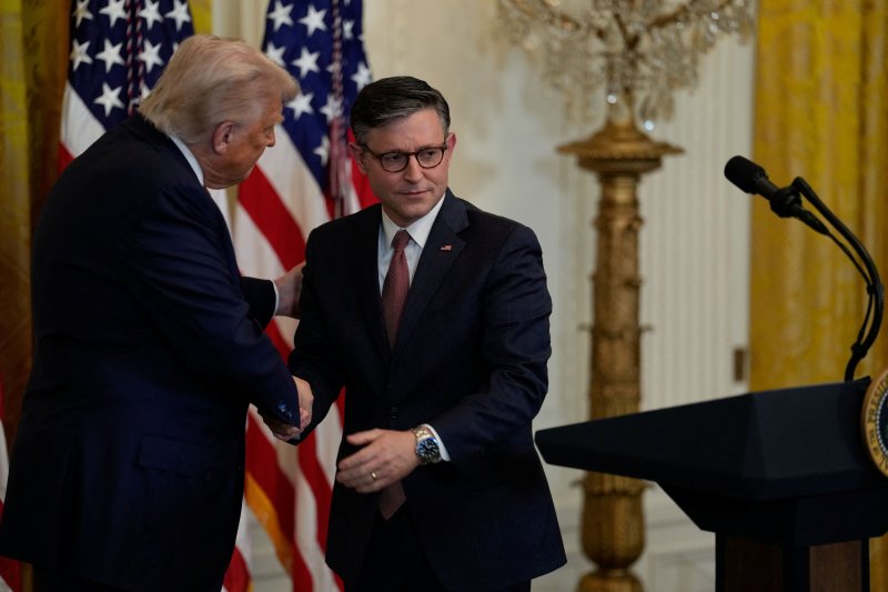 22일(현지시간) 미국 워싱턴DC 백악관에서 도널드 트럼프 미국 대통령(왼쪽)이 공화당의 마이크 존슨 하원의장(루이지애나주)과 악수하고 있다.로이터연합뉴스