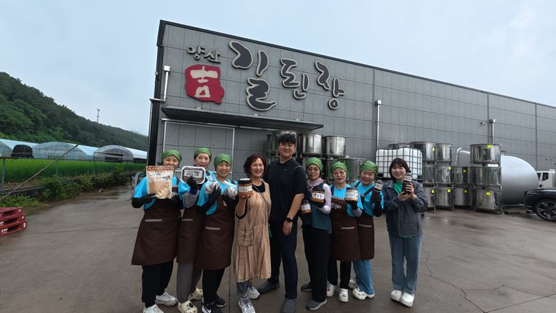 경남 양산시 하북면에 위치한 길전통식품 공장에서 김민혁 대표(왼쪽 다섯번째)와 직원들이 제품을 소개하고 있다. 쿠팡 제공