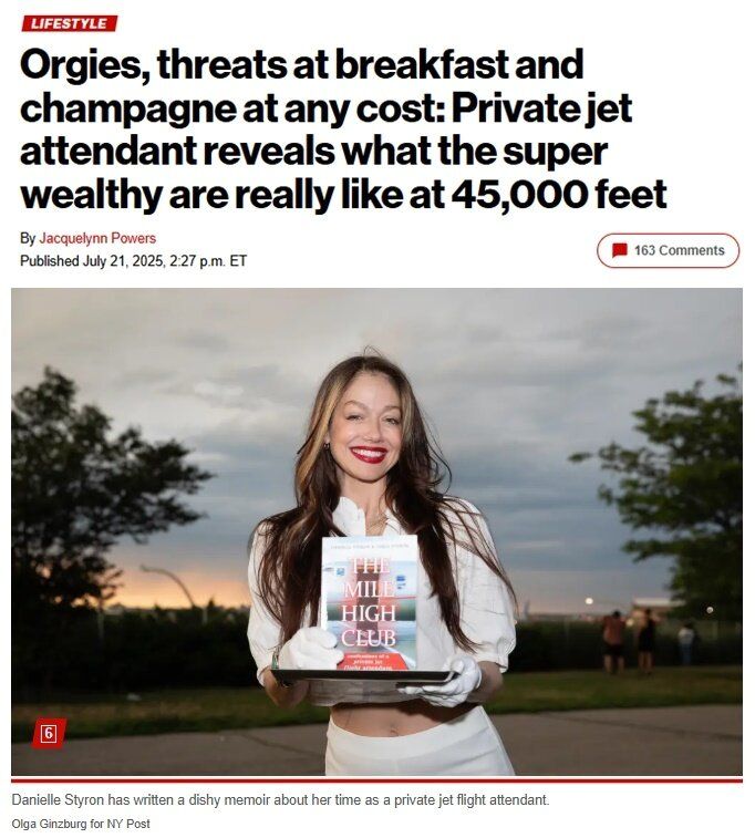 슈퍼 리치들의 은밀한 사생활을 폭로한 전직 전용기 승무원 다니엘 스타이론이 자신의 회고록을 들고 포즈를 취하고 있다. 뉴욕포스트 갈무리 뉴스1