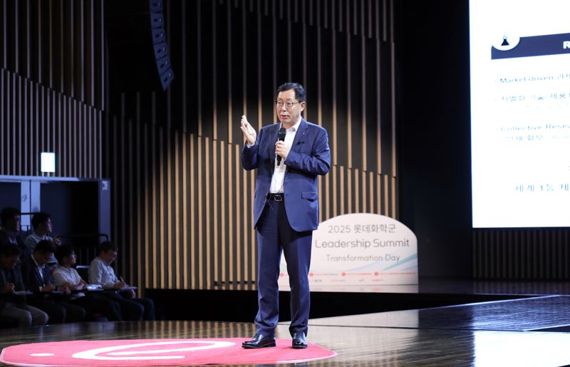 이영준 롯데화학군 총괄대표가 지난 22일 경기도 오산 롯데인재개발원에서 열린 '2025 리더십 서밋(Leadership Summit)'에서 특강을 하고 있다. <span id='_stock_code_011170' data-stockcode='011170'>롯데케미칼</span> 제공