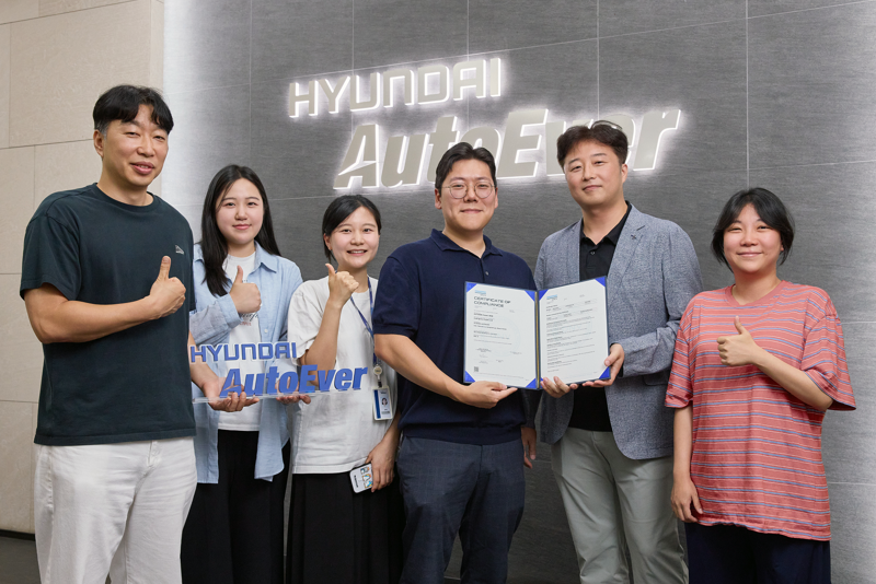 <span id='_stock_code_307950' data-stockcode='307950'>현대오토에버</span>의 차량SW플랫폼 모빌진 클래식 2.0이 ASIL-D 인증을 획득했다. 현대오토에버 차량전장SW센터 정지훈 센터장, 송유빈 책임, 김가현 책임, 김병준 책임, 구승모 책임, 이예슬 책임(왼쪽부터)이 인증 획득을 기념하고 있다. 현대오토에버 제공