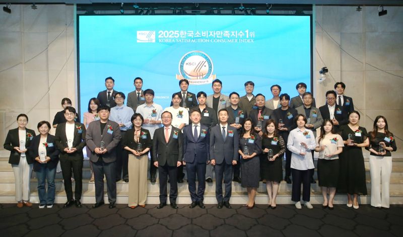 지난 22일 서울 강남구 엘리에나 호텔에서 열린 '2025 한국소비자만족지수 1위' 시상식에서 <span id='_stock_code_016880' data-stockcode='016880'>웅진</span>프리드라이프가 상조 서비스 부문 1위를 수상했다. 웅진프리드라이프 제공