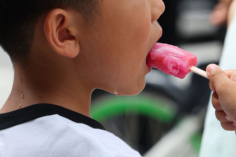 서울지역에 이틀째 폭염주의보가 지속중인 지난 1일 서울 종로구 광화문광장 인근에서 어린이가 땀을 흘리며 아이스크림을 먹고 있다. 뉴시스