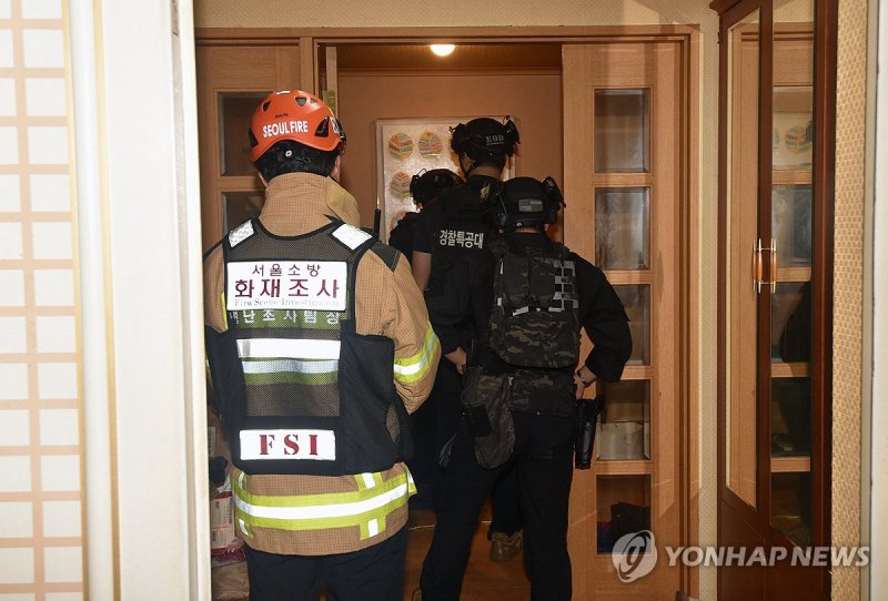 지난 21일 아들 사제총기로 살해한 피의자 자택 수색하는 경찰 (출처=연합뉴스)
