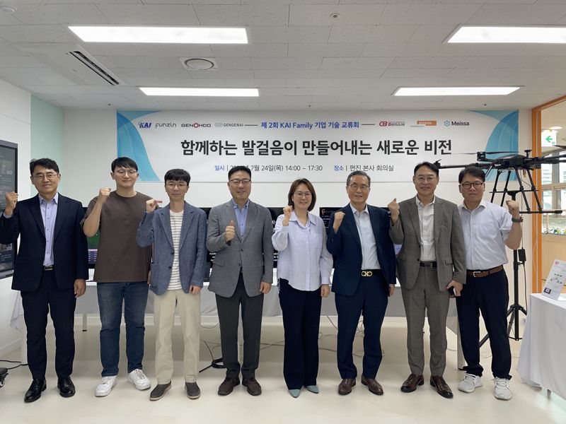 김정훈 펀진 최고운영책임자(COO), 최석원 메이사 최고경영자(CEO), 김규훈 <span id='_stock_code_402030' data-stockcode='402030'>코난테크놀로지</span> 이사, 신상준 한국항공우주산업(KAI) 상무, 김득화 펀진 CEO, 유태삼 <span id='_stock_code_361390' data-stockcode='361390'>제노코</span> 대표이사, 이명환 제노코 최고재무관리자(CFO), 정병희 KAI 실장(왼쪽부터)이 지난 24일 서울 성동구 펀진 사옥에서 출자회사 간 기술적 연대를 강화하기 위해 열린 &#39;K-AI Family 기술교류회&#39;에 참석해 기념촬영을 하고 있다. KAI 제공