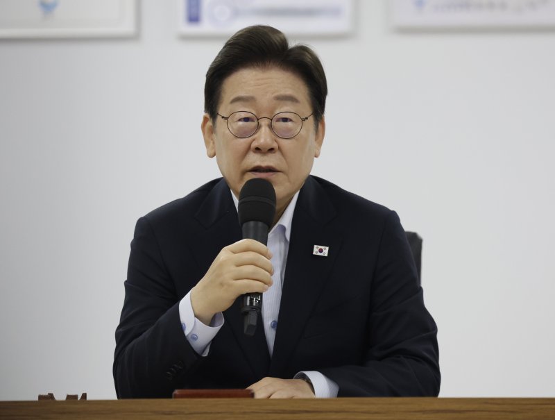 이재명 대통령이 25일 경기 시흥시 <span id='_stock_code_005610' data-stockcode='005610'>SPC삼립</span> 시화공장에서 열린 산업재해 근절 현장 노사간담회에서 발언하고 있다. 사진=뉴시스