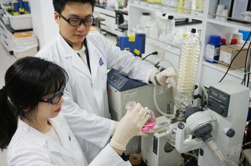 <span id='_stock_code_185750' data-stockcode='185750'>종근당</span> 연구원이 신약 후보물질 분석을 하고 있다.종근당 제공