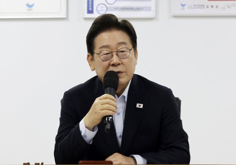 이재명 대통령이 25일 경기 시흥시 <span id='_stock_code_005610' data-stockcode='005610'>SPC삼립</span> 시화공장에서 열린 산업재해 근절 현장 노사간담회에서 발언하고 있다. 사진=뉴시스