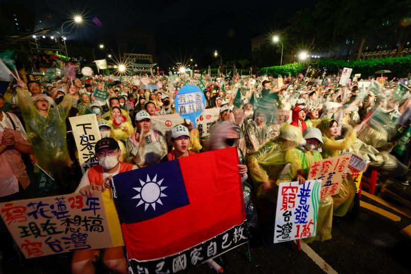24일 대만 타이베이 시내에서 집권 민진당 지지자들이 폭우 속에서 국민소환투표 찬성을 외치며 행진하고 있다.EPA연합뉴스