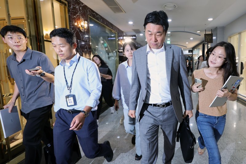 김건희 여사의 각종 의혹을 수사 중인 특별검사팀 관계자들이 25일 서울 서초구 아크로비스타 내 김 여사의 코바나컨텐츠 사무실 압수수색을 마친 뒤 철수하고 있다. /사진=뉴시스