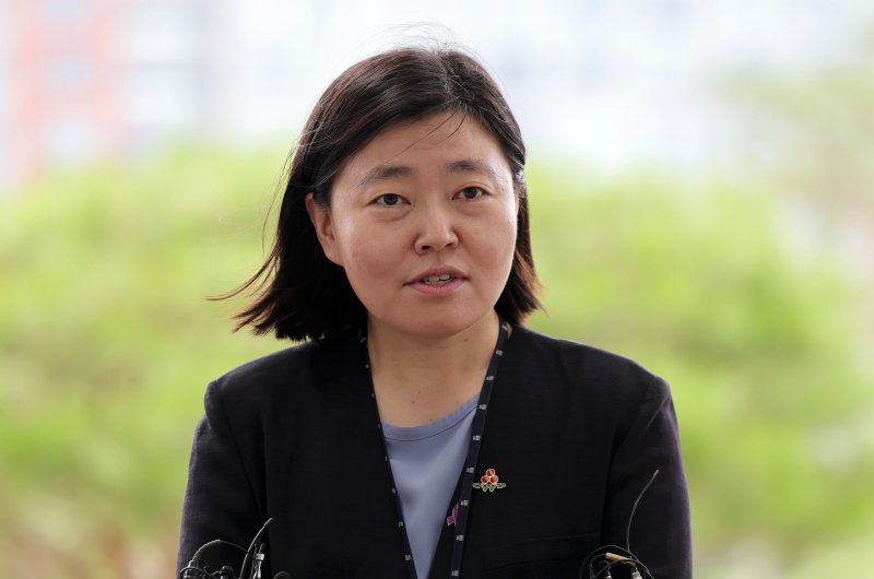 임은정 서울동부지검장이 지난 4일 서울 송파구 서울동부지방검찰청으로 출근하며 취재진 질문에 답하고 있다. &#x2F;사진&#x3D;뉴시스