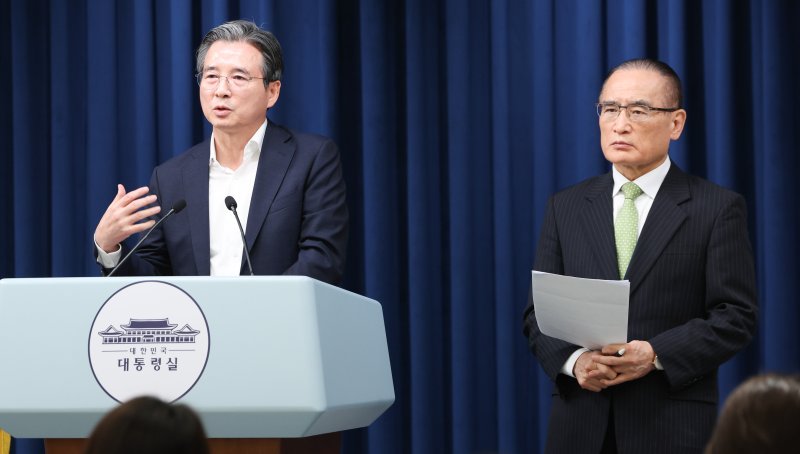 김용범 정책실장(왼쪽)과 위성락 국가안보실장이 25일 서울 용산구 대통령실 청사에서 비서실장 주재 통상대책회의 관련 브리핑을 하고 있다. 2025.7.25/뉴스1 ⓒ News1 허경 기자 /사진=뉴스1