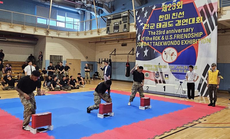 26일 한·미 동맹 72주년을 맞아 미 제7공군 오산기지에서 '2025 한·미 친선 태권도 대회가 개최됐다. 사진은 대회에 참가해 격파 중인 미군 장병들. 국방부 제공