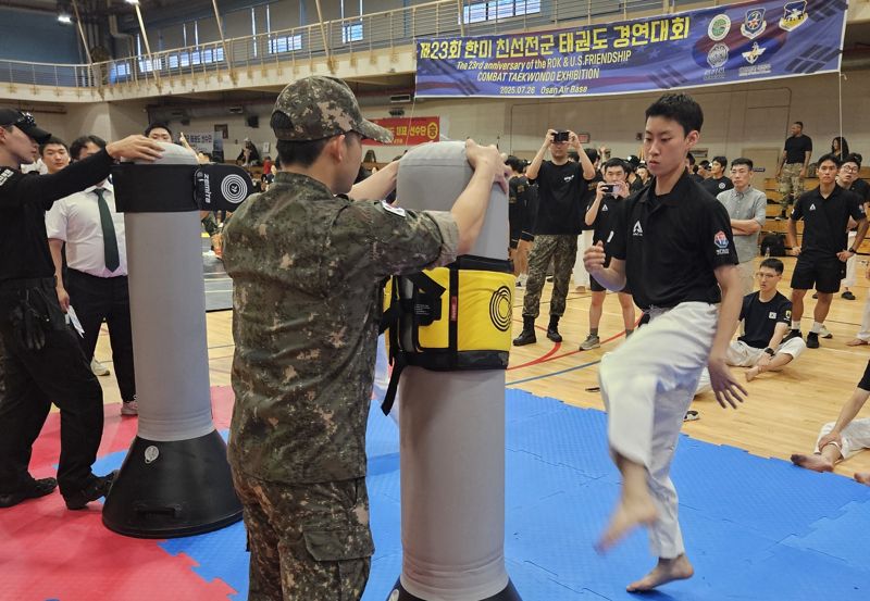 26일 한·미 동맹 72주년을 맞아 미 제7공군 오산기지에서 '2025 한·미 친선 태권도 대회가 개최됐다. 사진은 스피드발차기 종목서 기량을 겨루는 장면. 국방부 제공